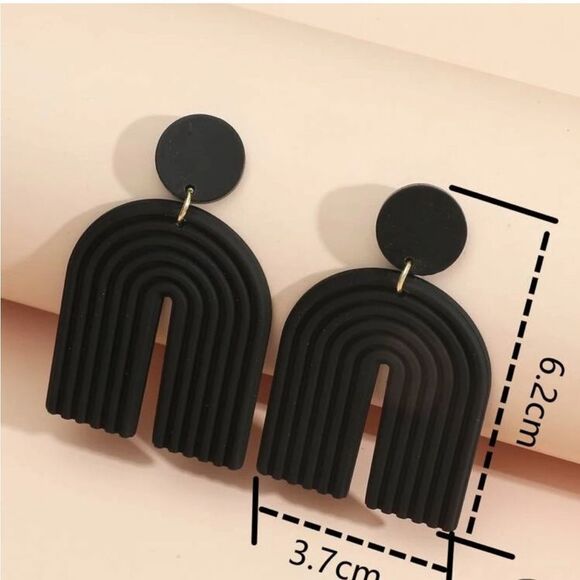 Black Geometric Earrings - Picture 4 of 6